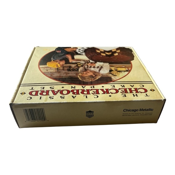 Classic Checkerboard Cake Pan Set - Black and Brown - Picture 4 of 6